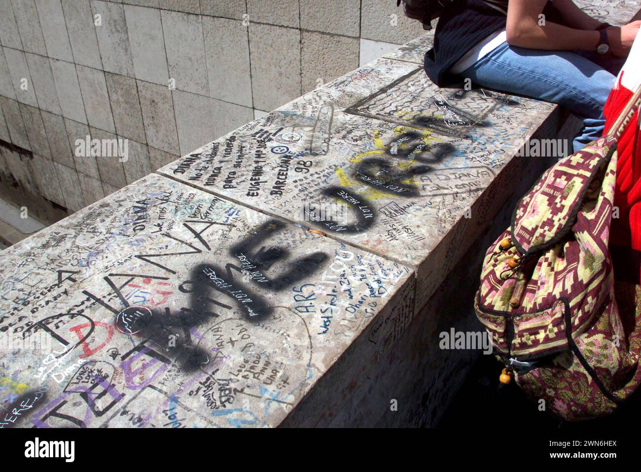 Parigi Francia - 12 giugno 1998 - i turisti visitano il tunnel Pont de l'Alma, dove il 31/8/97, la Principessa Diana è morta a morte in un incidente d'auto. Il tunnel Foto Stock