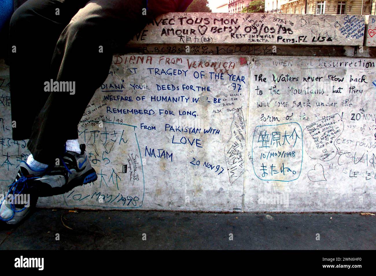 Parigi Francia - 12 giugno 1998 - i turisti visitano il tunnel Pont de l'Alma, dove il 31/8/97, la Principessa Diana è morta a morte in un incidente d'auto. Il tunnel Foto Stock