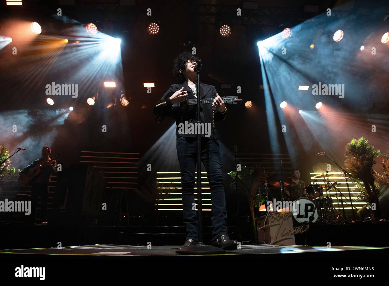 Laura Pergolizzi, alias LP, che si esibisce dal vivo alla Columbiahalle di Berlino Foto Stock