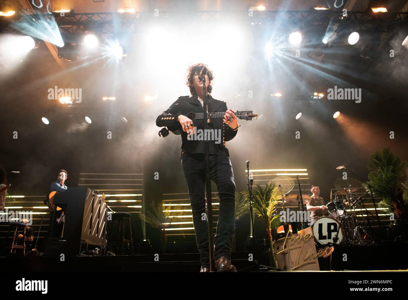 Laura Pergolizzi, alias LP, che si esibisce dal vivo alla Columbiahalle di Berlino Foto Stock