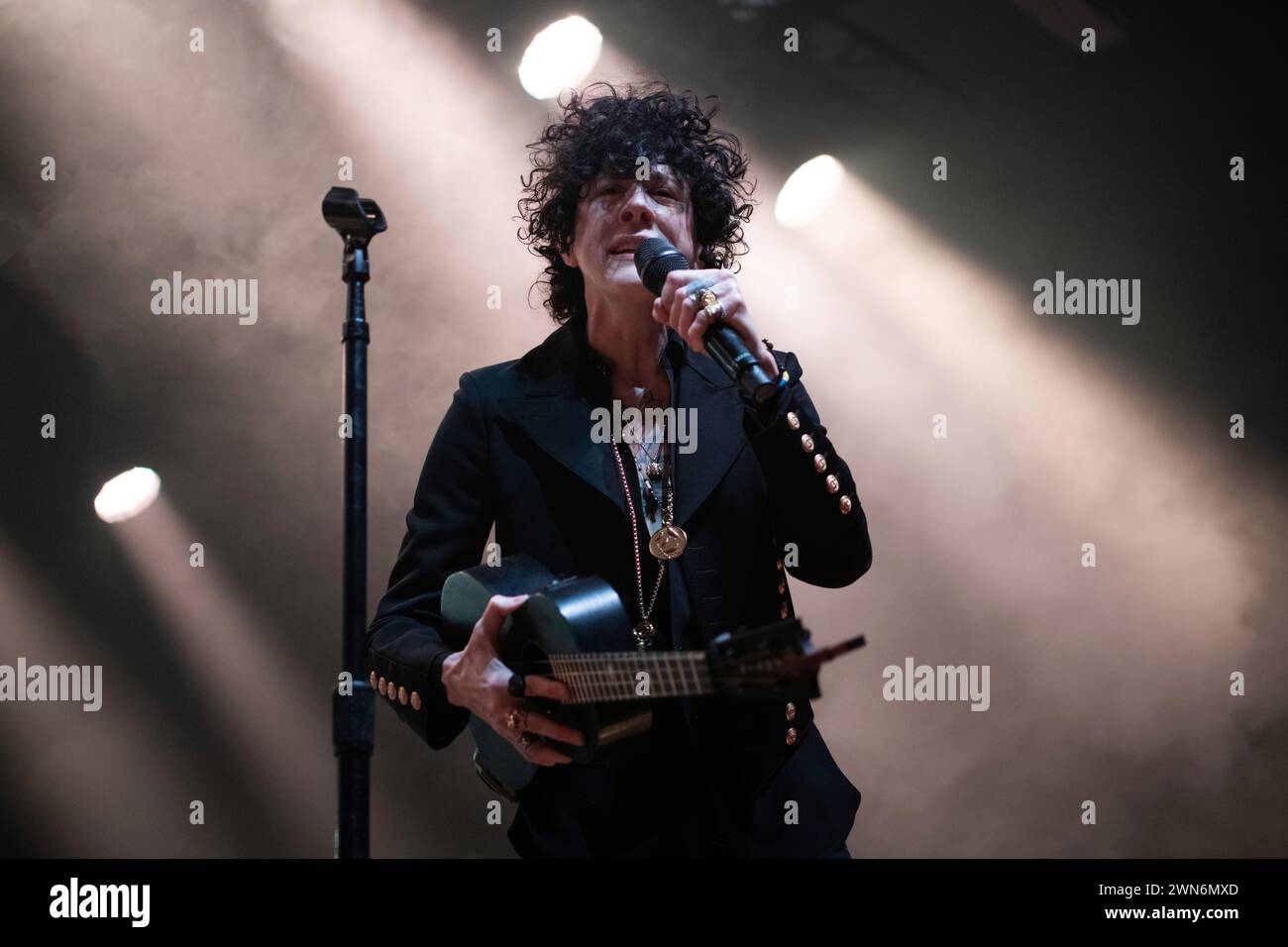 Laura Pergolizzi, alias LP, che si esibisce dal vivo alla Columbiahalle di Berlino Foto Stock