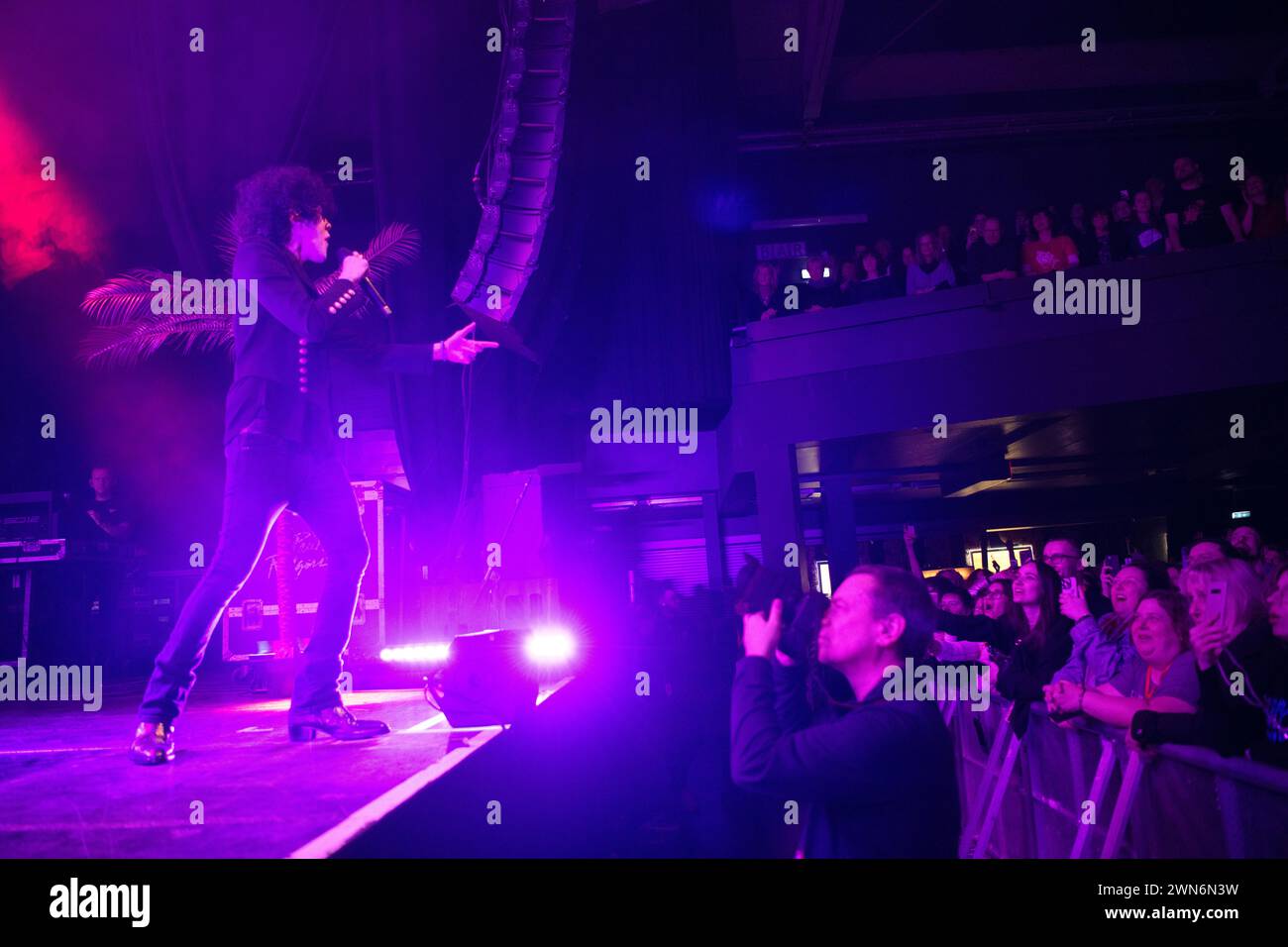 Laura Pergolizzi, alias LP, che si esibisce dal vivo alla Columbiahalle di Berlino Foto Stock