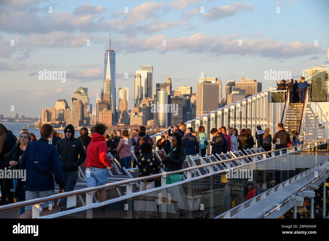 Passeggeri a bordo dell'MSC meraviglia mentre parte da New York City Foto Stock