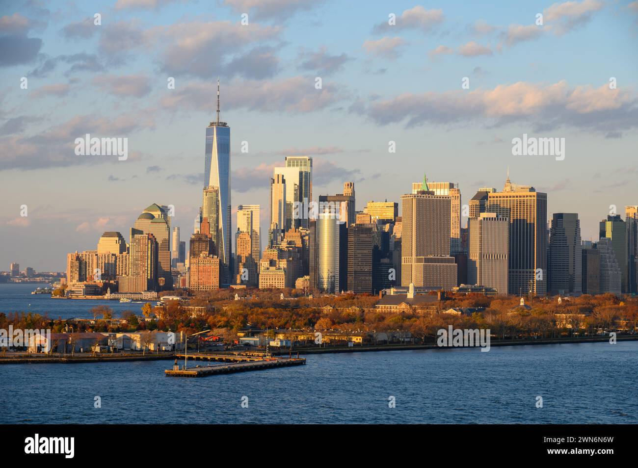 Lo skyline di Manhattan illuminato dal sole che tramonta. Foto Stock