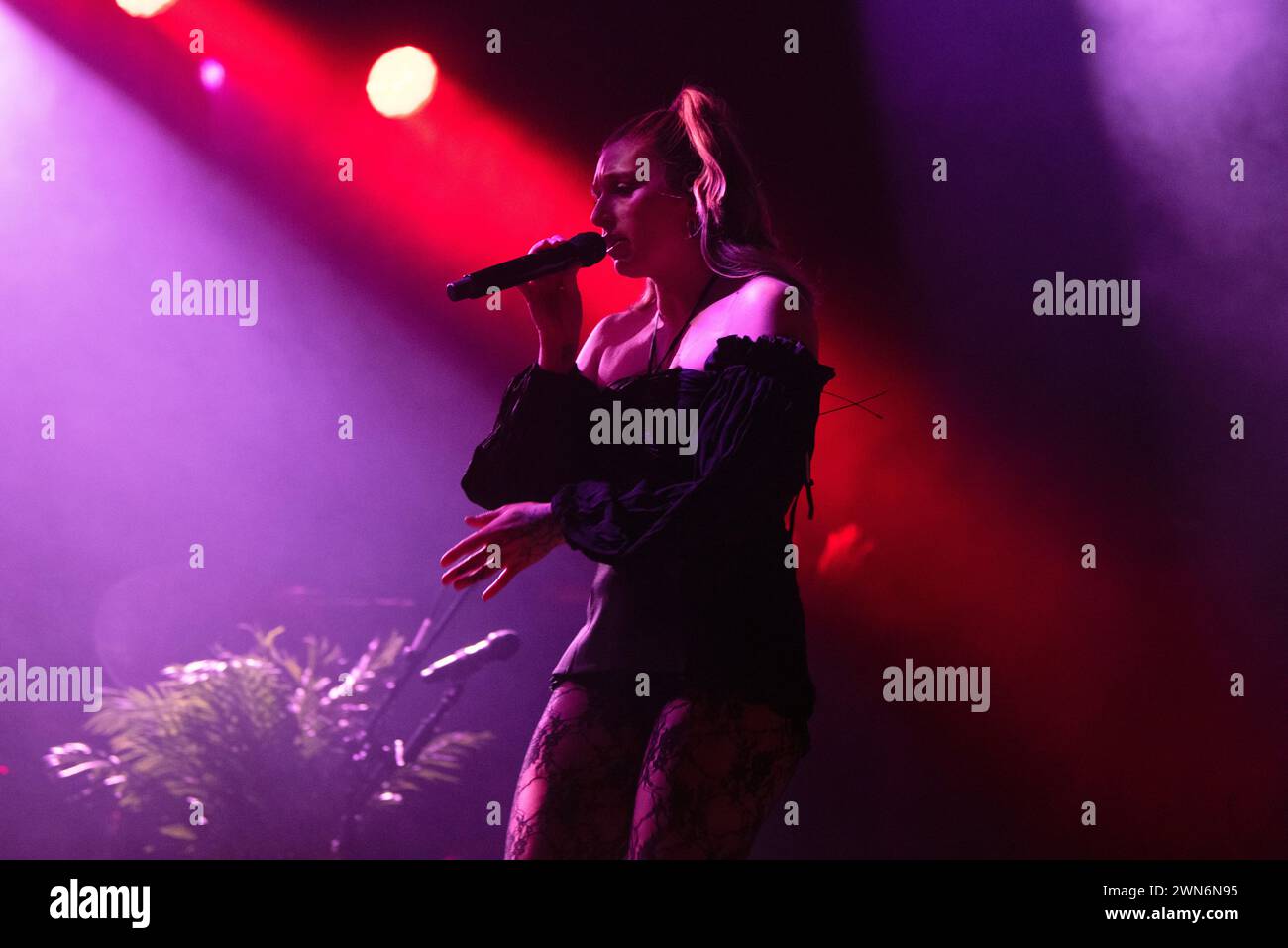 Vérité, cantante e cantautore americano, si esibisce dal vivo alla Columbiahalle di Berlino mentre supporta il tour Love Lines World. Foto Stock