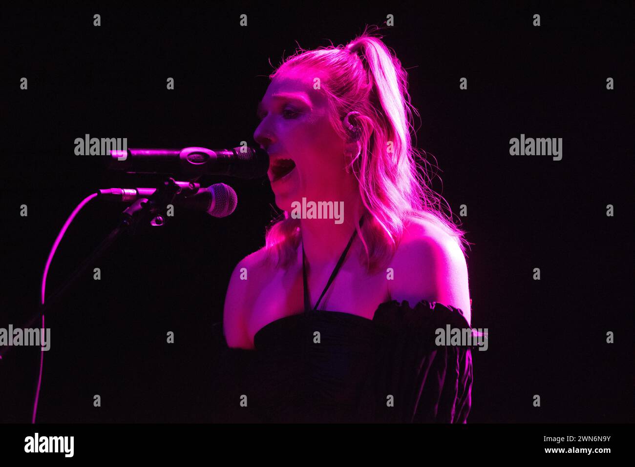 Vérité, cantante e cantautore americano, si esibisce dal vivo alla Columbiahalle di Berlino mentre supporta il tour Love Lines World. Foto Stock