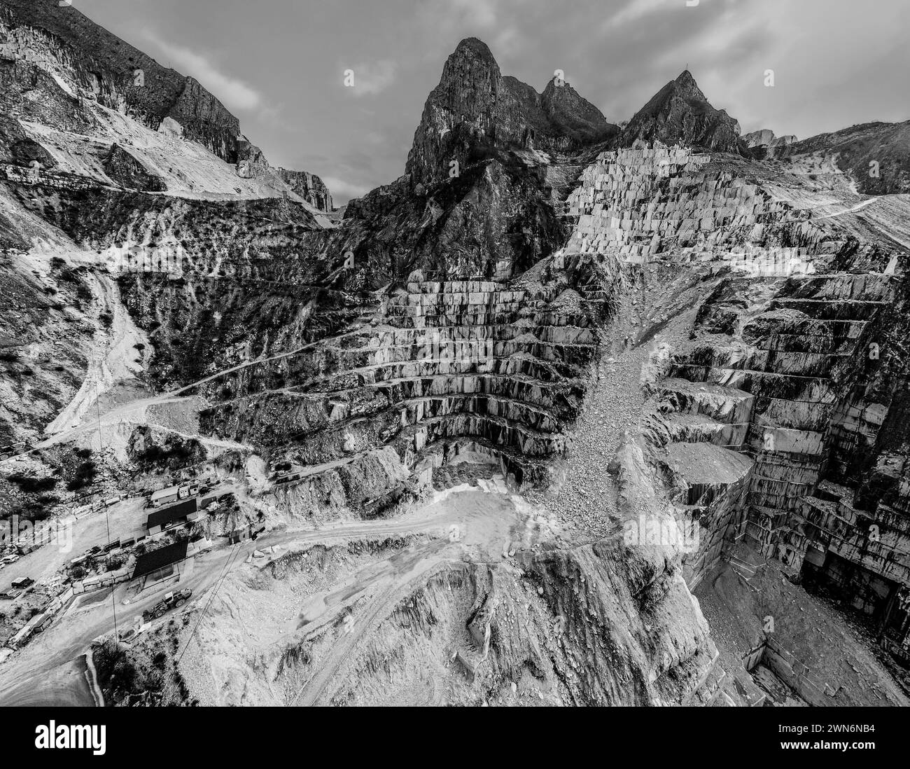 Alpi Apuane, cave di marmo bianco, valle di Ravaccione, strada di trasporto di blocchi di marmo, valle estrattiva, strade bianche per il trasporto di blocchi di marmo Foto Stock