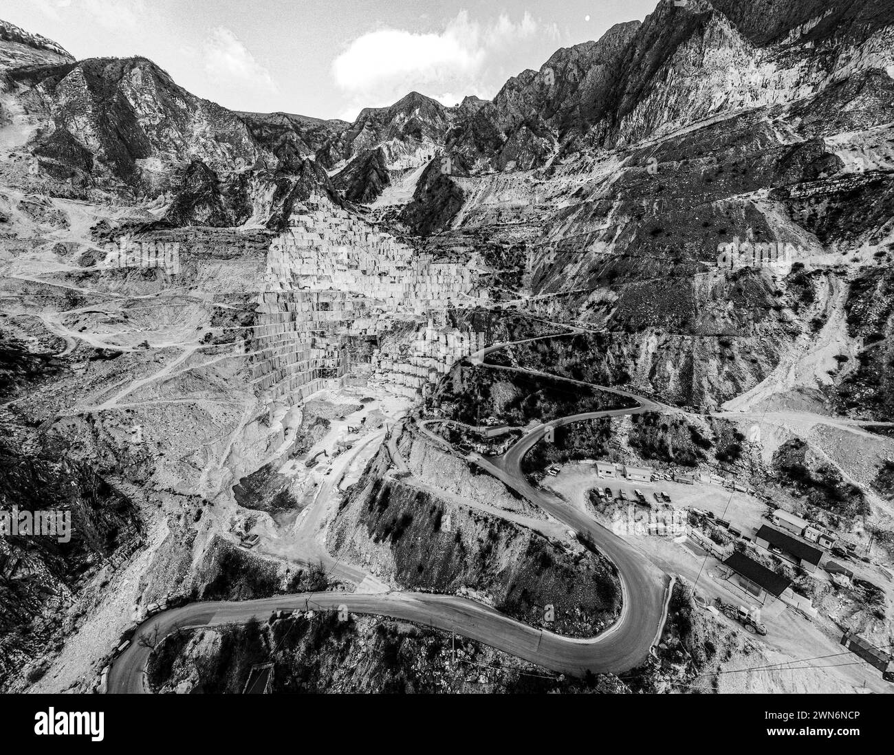 Alpi Apuane, cave di marmo bianco, valle di Ravaccione, strada di trasporto di blocchi di marmo, valle estrattiva, strade bianche per il trasporto di blocchi di marmo Foto Stock