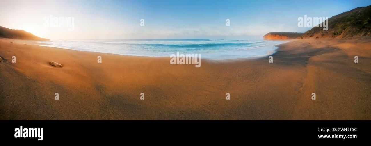 Panorama della spiaggia sabbiosa tra Winkipop e Bells Beach, Great Ocean Road, Victoria, Australia Foto Stock