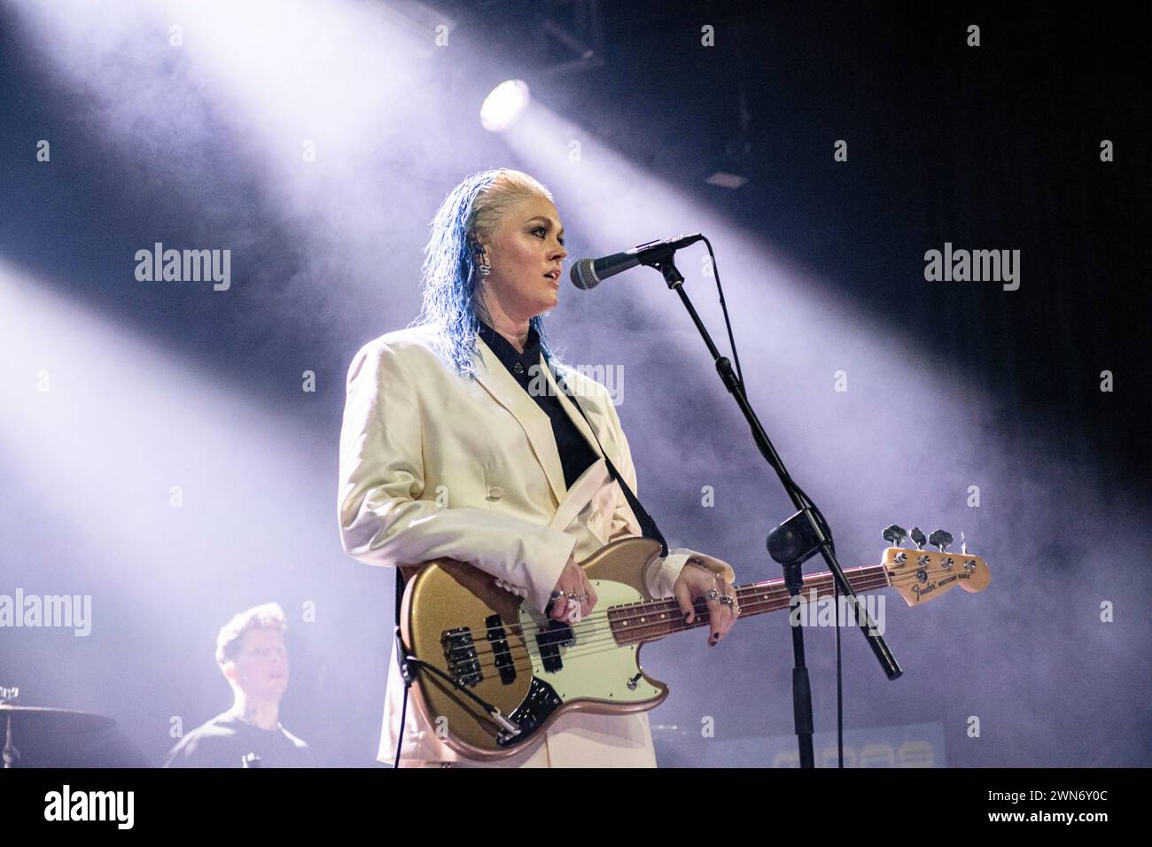 Lleo si esibisce dal vivo all'Electric Ballroom di Londra il 29 febbraio 2024 Lleo P è un cantautore di influenze alt-rock con sede a Londra. Sotto le chitarre croccanti e i ganci infettivi, le tracce di lleo spesso hanno una tristezza sottostante su di loro, affrontando le esperienze e le lotte che derivano dall'avere il bipolare, e la sensazione di disconnessione dal mondo che ne deriva. Foto Stock