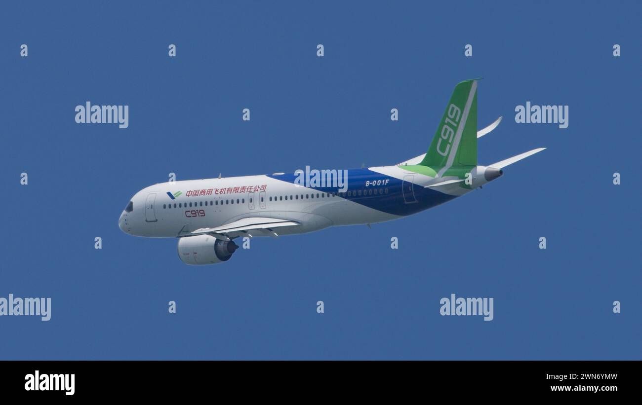 SINGAPORE - 20 FEBBRAIO 2024: Velivoli commerciali a fusoliera stretta in Cina, il COMAC C919 B-001F che fa una mostra aerea al Singapore Airshow 2024. Foto Stock