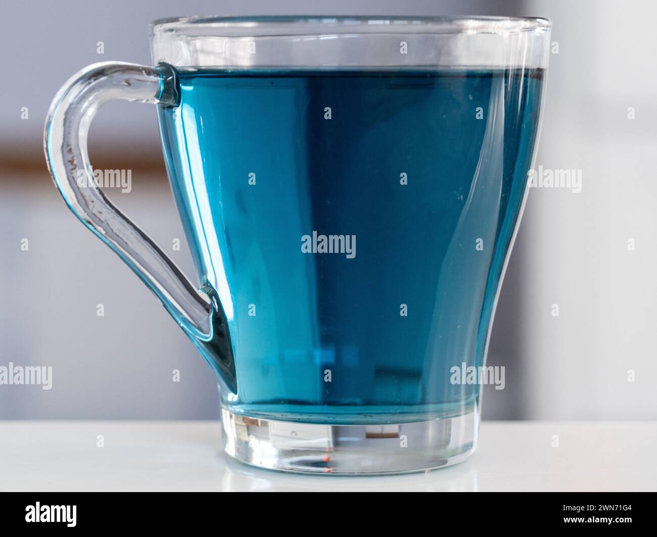 Tazza di tè blu in una tazza di vetro a base di fiori di pisello Blue Butterfly Foto Stock
