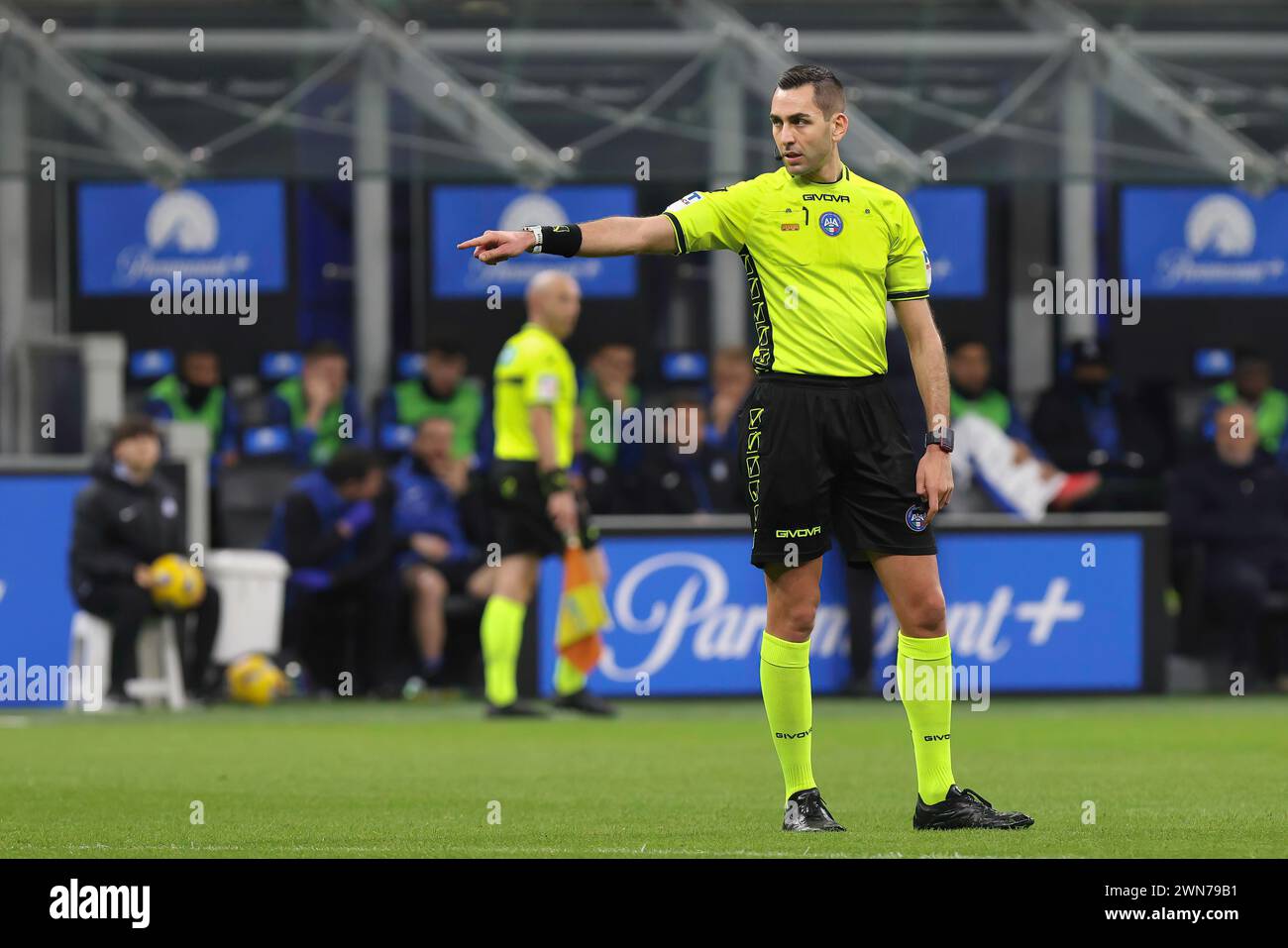 Milano, Italia. 28 febbraio 2024. Italia, Milano, febbraio 28 2024: Andrea Colombo (arbitro) fischietta un off-side nel primo tempo durante la partita di calcio FC Inter vs Atalanta BC, recupero di serie A 2023-2024 giorno 21 allo Stadio San Siro (Credit Image: © Fabrizio Andrea Bertani/Pacific Press via ZUMA Press Wire) SOLO USO EDITORIALE! Non per USO commerciale! Foto Stock