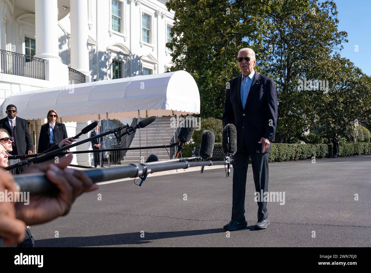 Washington, DC, USA. 29 febbraio 2024. Il presidente degli Stati Uniti Joe Biden parla ai membri dei media sul South Lawn della Casa Bianca prima di imbarcarsi su Marine One a Washington, DC, USA, giovedì 29 febbraio, 2024. Biden prevede di visitare Brownsville, Texas, dove farà pressioni sui legislatori affinché approvino un accordo bipartisan per la sicurezza delle frontiere del Senato che è stato respinto dai repubblicani a Trumps sollecitando e incontrando gli agenti della pattuglia di frontiera degli Stati Uniti, le forze dell'ordine e i leader locali. Credito: Leigh Vogel/Pool tramite CNP/dpa/Alamy Live News Foto Stock