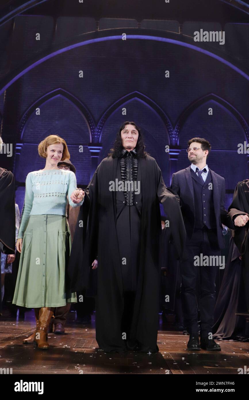 Oliver Masucci als Professor Snape bei Harry Potter Oliver Masucci bei Seiner Premiere als Professor Snape bei Harry Potter und das verwunschene kind , Mehr Theater Hamburg, 29.02.2024 **** Oliver Masucci nel ruolo del professor Snape in Harry Potter Oliver Masucci nella sua prima nel ruolo del professor Snape in Harry Potter e il bambino maledetto , Mehr Theater Hamburg, 29 02 2024 Copyright: xx Foto Stock