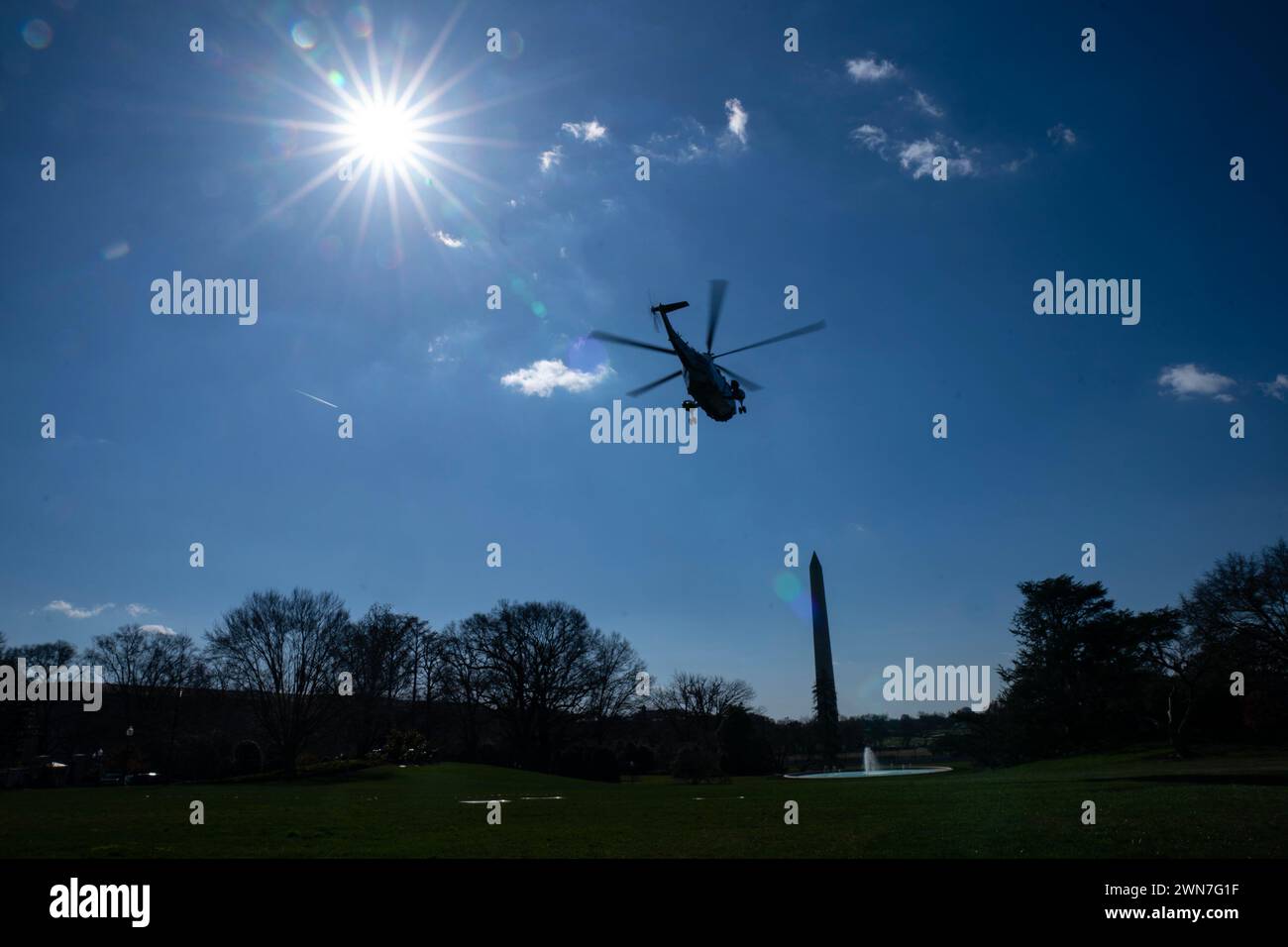 Marine One, con il presidente degli Stati Uniti Joe Biden a bordo, parte dalla Casa Bianca a Washington, DC, USA, giovedì 29 febbraio, 2024. Biden prevede di visitare Brownsville, Texas, dove farà pressioni sui legislatori affinché approvino un accordo bipartisan per la sicurezza delle frontiere del Senato che è stato respinto dai repubblicani su sollecitazione di Trump e incontrino gli agenti della pattuglia di frontiera degli Stati Uniti, le forze dell'ordine e i leader locali. Credito: Leigh Vogel/Pool tramite CNP /MediaPunch Foto Stock