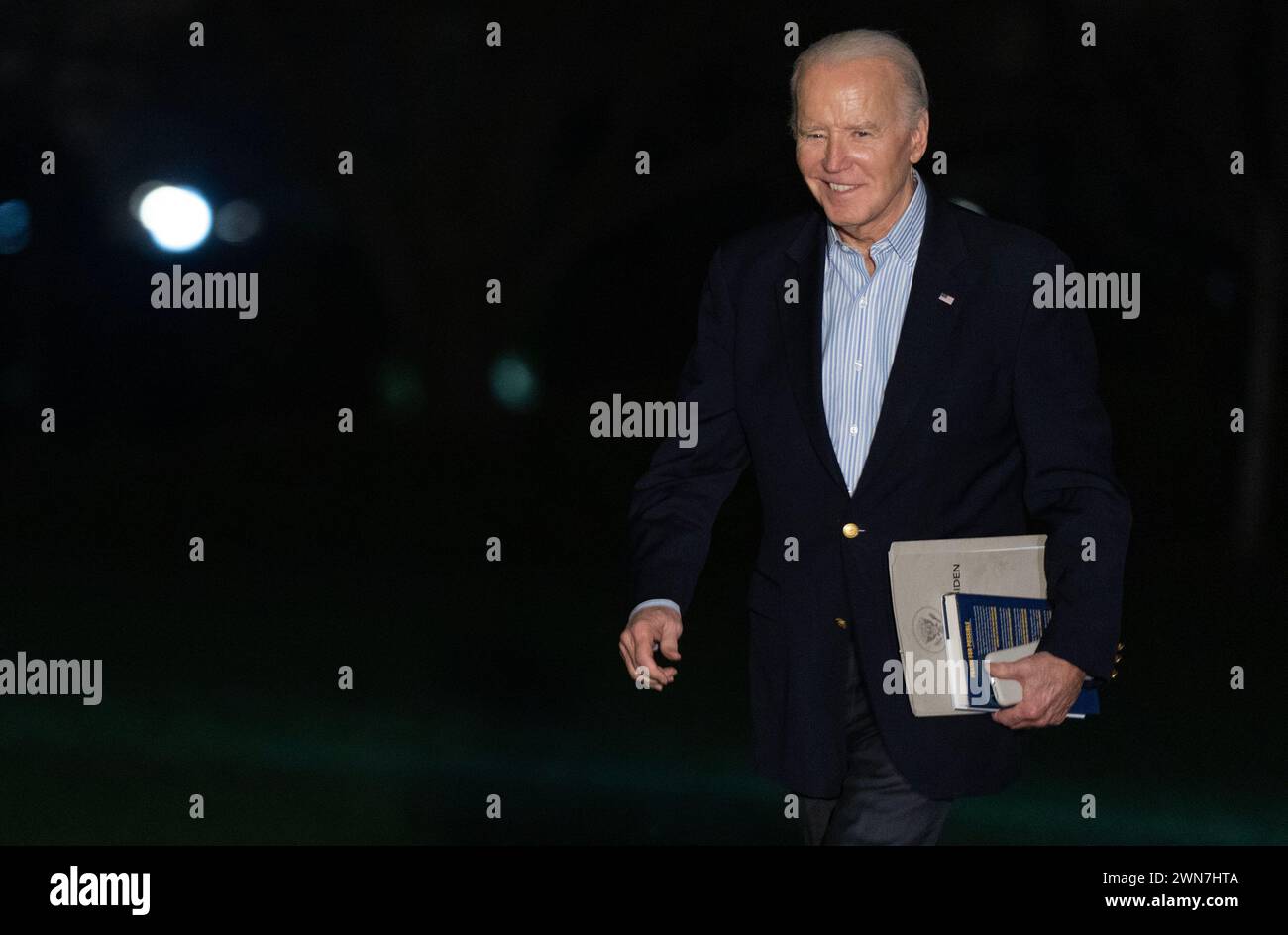 Washington, Stati Uniti. 29 febbraio 2024. Il presidente DEGLI STATI UNITI Joe Biden cammina sul South Lawn della Casa Bianca dopo essere arrivato su Marine One a Washington DC giovedì 29 febbraio 2024. Biden e il suo rivale politico Donald Trump hanno intrapreso duelli di visite al confine meridionale degli Stati Uniti giovedì, evidenziando una questione che sta per essere presente in modo prominente in una prevista rivincita di novembre del loro aspramente contestato concorso del 2020. Foto di Leigh Vogel/UPI credito: UPI/Alamy Live News Foto Stock