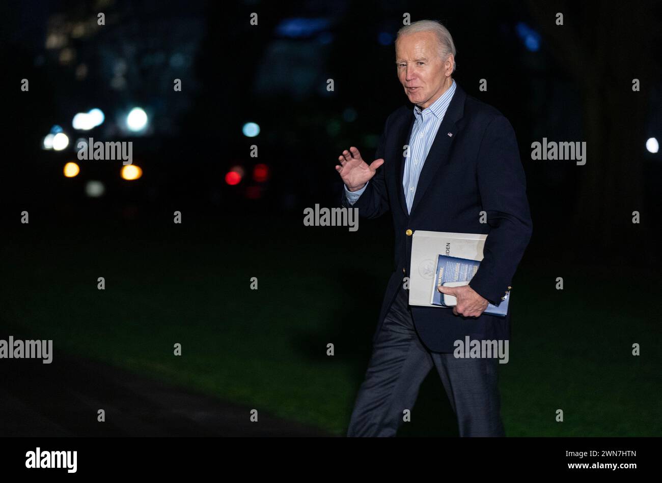 Washington, Stati Uniti. 29 febbraio 2024. Il presidente DEGLI STATI UNITI Joe Biden cammina sul South Lawn della Casa Bianca dopo essere arrivato su Marine One a Washington DC giovedì 29 febbraio 2024. Biden e il suo rivale politico Donald Trump hanno intrapreso duelli di visite al confine meridionale degli Stati Uniti giovedì, evidenziando una questione che sta per essere presente in modo prominente in una prevista rivincita di novembre del loro aspramente contestato concorso del 2020. Foto di Leigh Vogel/UPI credito: UPI/Alamy Live News Foto Stock