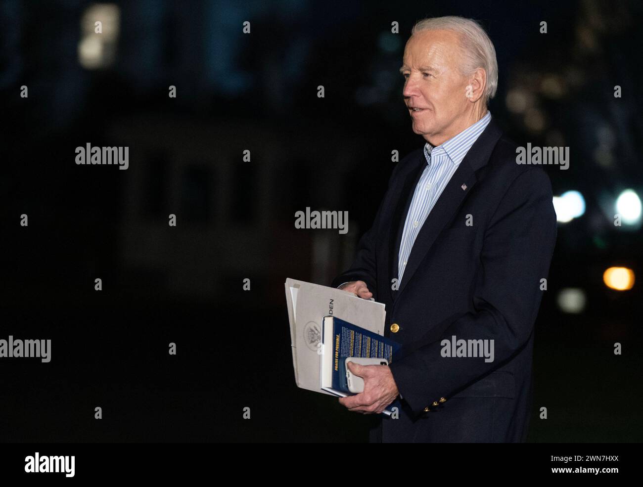 Washington, Stati Uniti. 29 febbraio 2024. Il presidente DEGLI STATI UNITI Joe Biden cammina sul South Lawn della Casa Bianca dopo essere arrivato su Marine One a Washington DC giovedì 29 febbraio 2024. Biden e il suo rivale politico Donald Trump hanno intrapreso duelli di visite al confine meridionale degli Stati Uniti giovedì, evidenziando una questione che sta per essere presente in modo prominente in una prevista rivincita di novembre del loro aspramente contestato concorso del 2020. Foto di Leigh Vogel/UPI credito: UPI/Alamy Live News Foto Stock