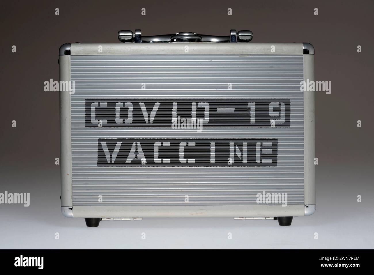 custodia metallica con scritta vaccino covid-19 stencil stampato sul pannello laterale Foto Stock