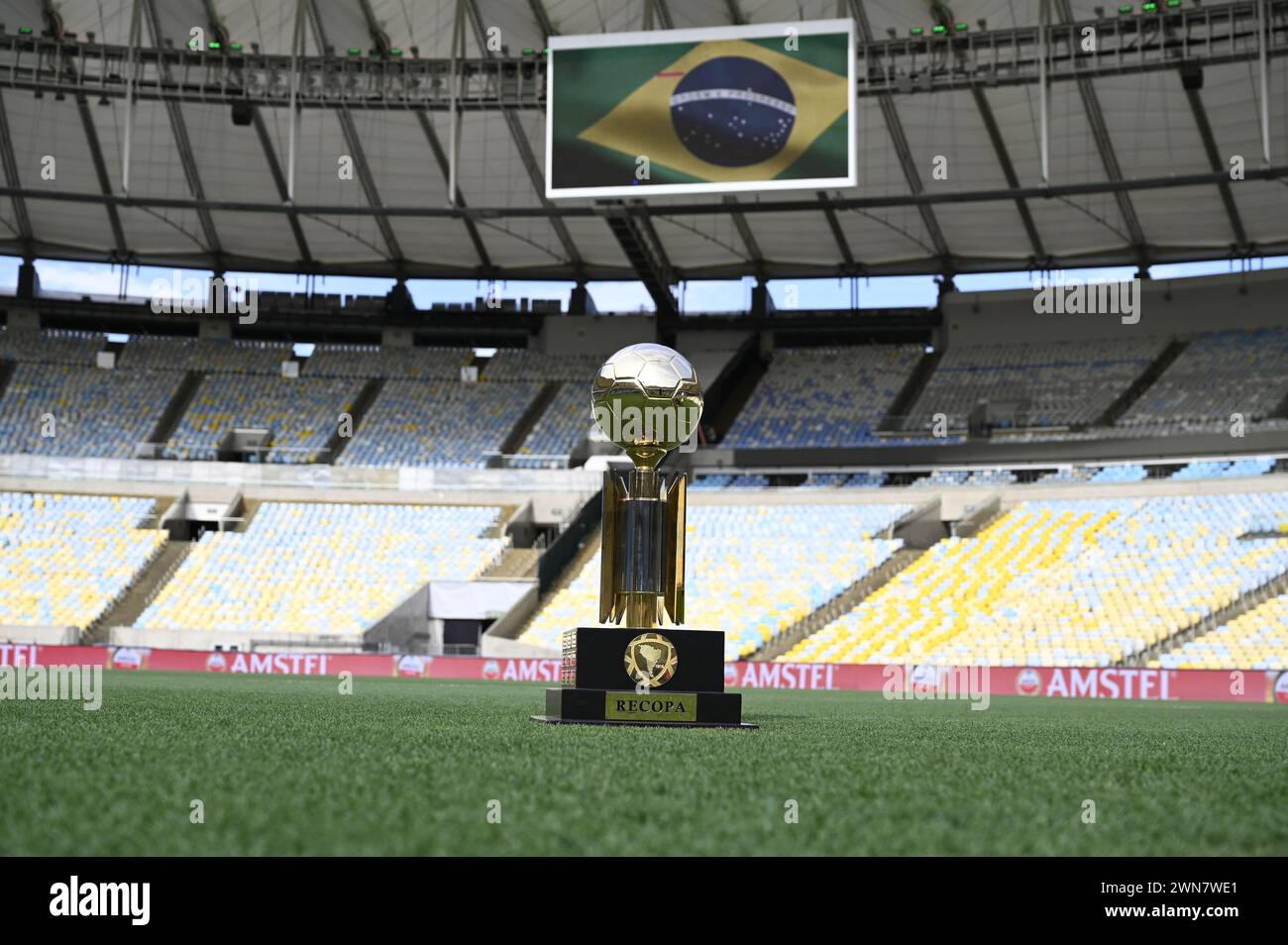 Rio de Janeiro-Brasile, 28 febbraio 2024, Trofei dalla Copa Libertadores das Américas, Recopa e Sulamericana, esposti nello stadio Maracanã Foto Stock