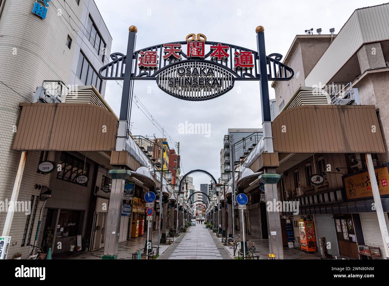 Il quartiere di Shinsekai nella zona sud del centro cittadino di Osaka Minami, famoso per molti ristoranti, negozi, bar e pachinko il 18 febbraio 2024 Foto Stock