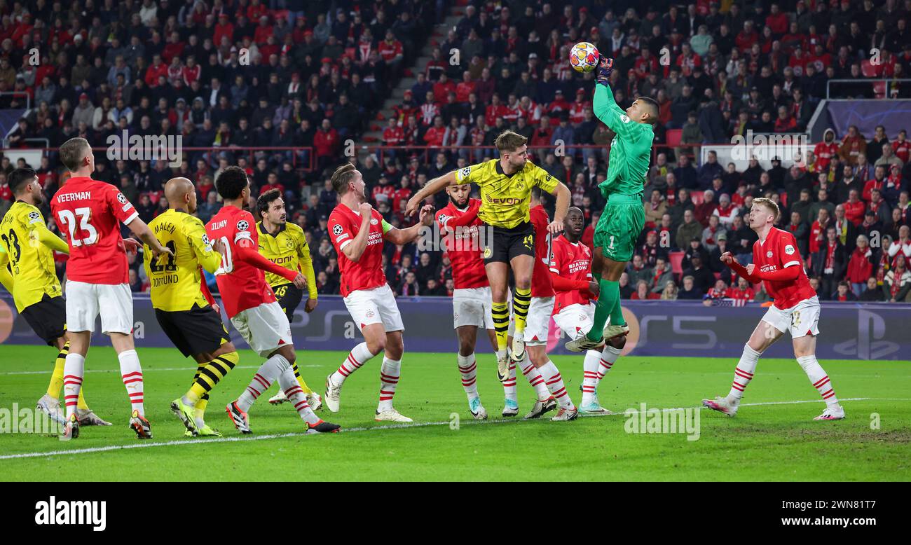 Eindhoven, Niederlande. 20 febbraio 2024. Firo: 20/02/2024, calcio, UEFA CHAMPIONS LEAGUE, stagione 2023/2024, UCL, CL, round di 16, PSV Eindhoven - BVB, Borussia Dortmund 1:1 Niclas FULLKRUG, BVB contro il portiere Walter BENITEZ/dpa/Alamy Live News Foto Stock