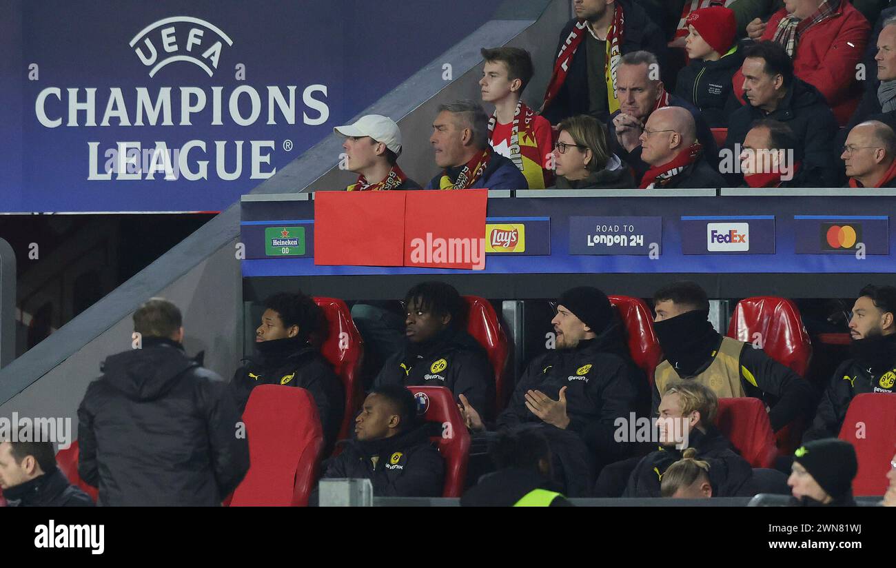 Eindhoven, Niederlande. 20 febbraio 2024. Firo: 20/02/2024, calcio, UEFA CHAMPIONS LEAGUE, stagione 2023/2024, UCL, CL, round di 16, PSV Eindhoven - BVB, Borussia Dortmund portiere Gregor KOBEL, BVB infortunato in panchina credito: dpa/Alamy Live News Foto Stock
