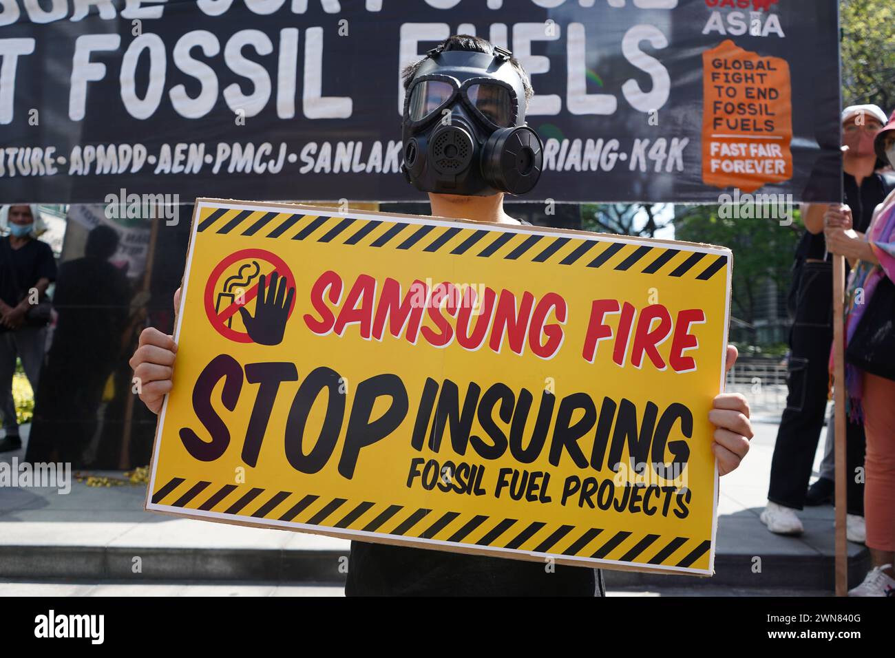 Makati City, Filippine. 1 marzo 2024. Gli attivisti per il clima tengono una manifestazione al Ninoy Aquino Monument nella città di makati per esortare i migliori assicuratori come la Tokio Marine Insurance e la Samsung Fire & Marine Insurance a smettere di sottoscrivere assicurazioni per nuovi progetti di combustibili fossili, accelerando così la transizione verso un futuro di energia pulita. Il raduno fa parte della settimana globale d'azione per assicurare che il nostro futuro sia tenuto in tutto il mondo dall'Insure Our Future Network. In Asia, simili azioni si terranno in Corea del Sud, Giappone, Bangladesh e India per amplificare l'invito globale a eliminare gradualmente il sostegno al carbone e al petrolio esistenti, Foto Stock