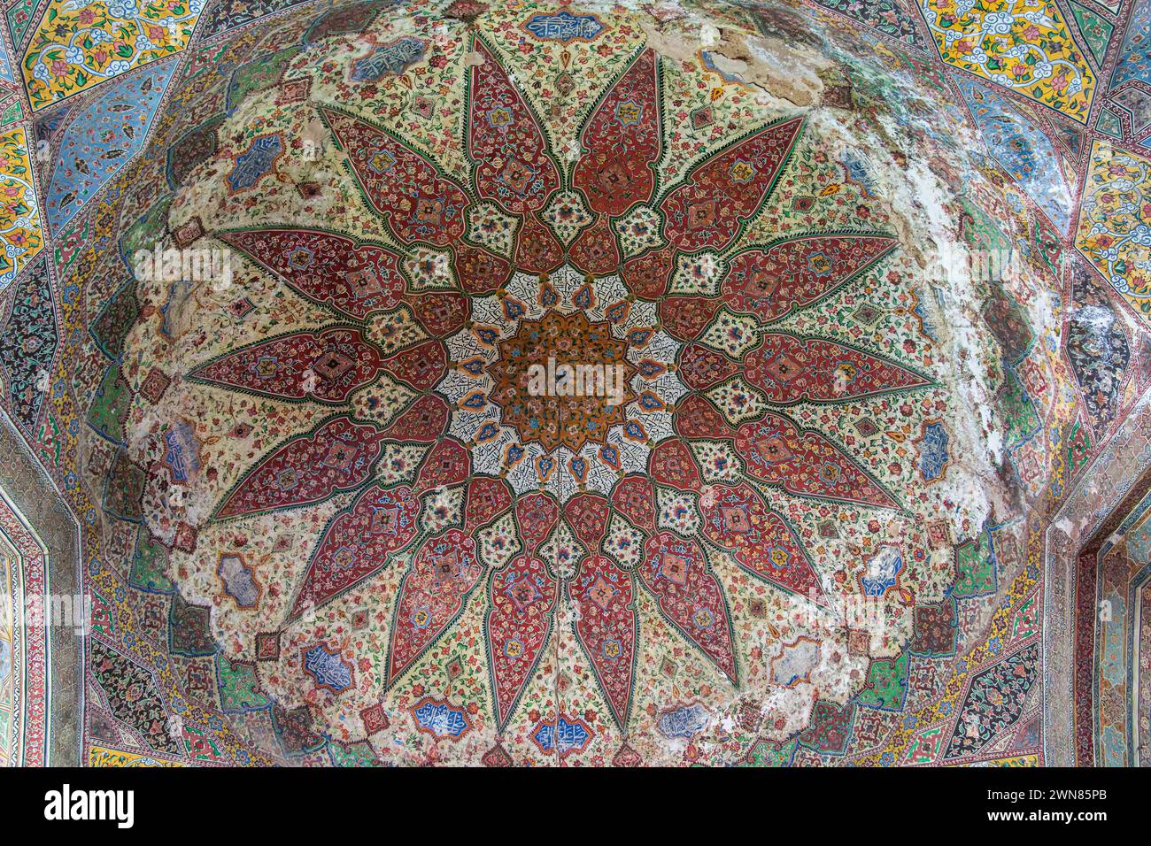 Vista del colorato dipinto murale floreale e geometrico all'interno della cupola della storica moschea Wazir Khan, Lahore, Punjab, Pakistan Foto Stock