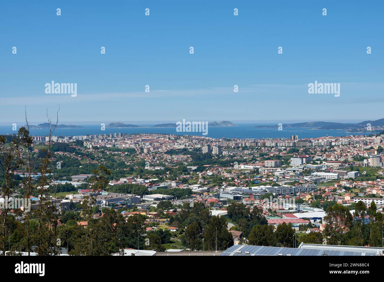 Panoramica della città di Vigo in Spagna con il suo estuario e le isole Cíes Foto Stock