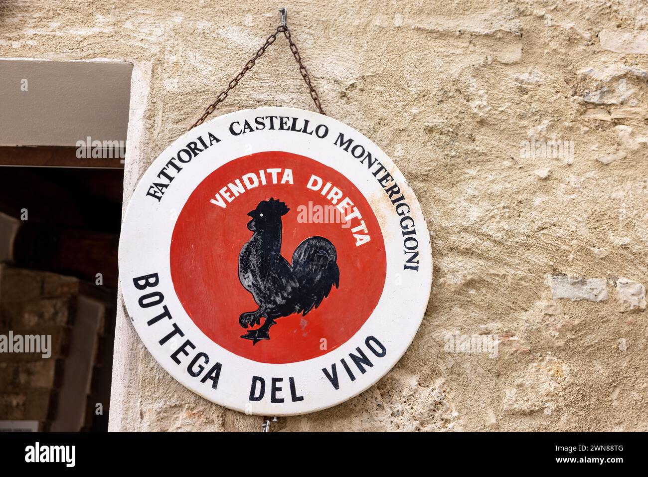 Monteriggioni, Italia - 17 settembre 2022: Gallo nero simbolo del buon vino in Toscana appeso al muro di una casa nel torrente murato medievale di Monteriggioni Foto Stock