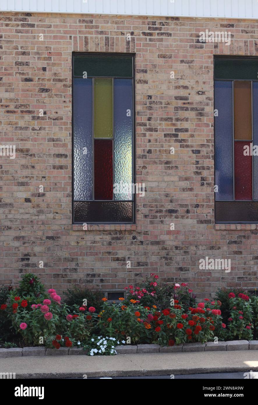 Le vetrate colorate adornano una chiesa storica nel Texas orientale rurale Foto Stock