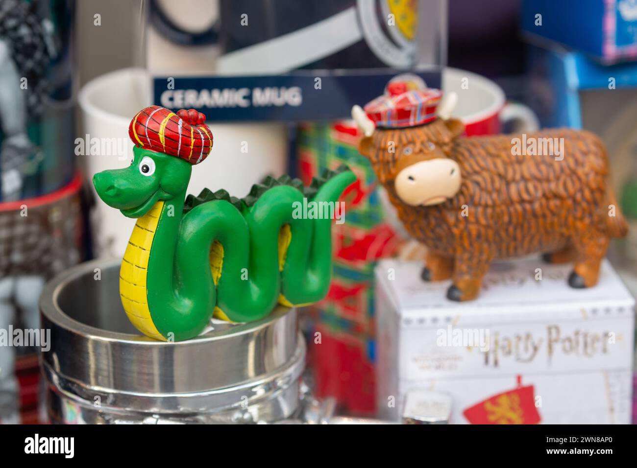 Una Figurina Nessie o Loch Ness Monster Ornament in una vetrina Foto Stock