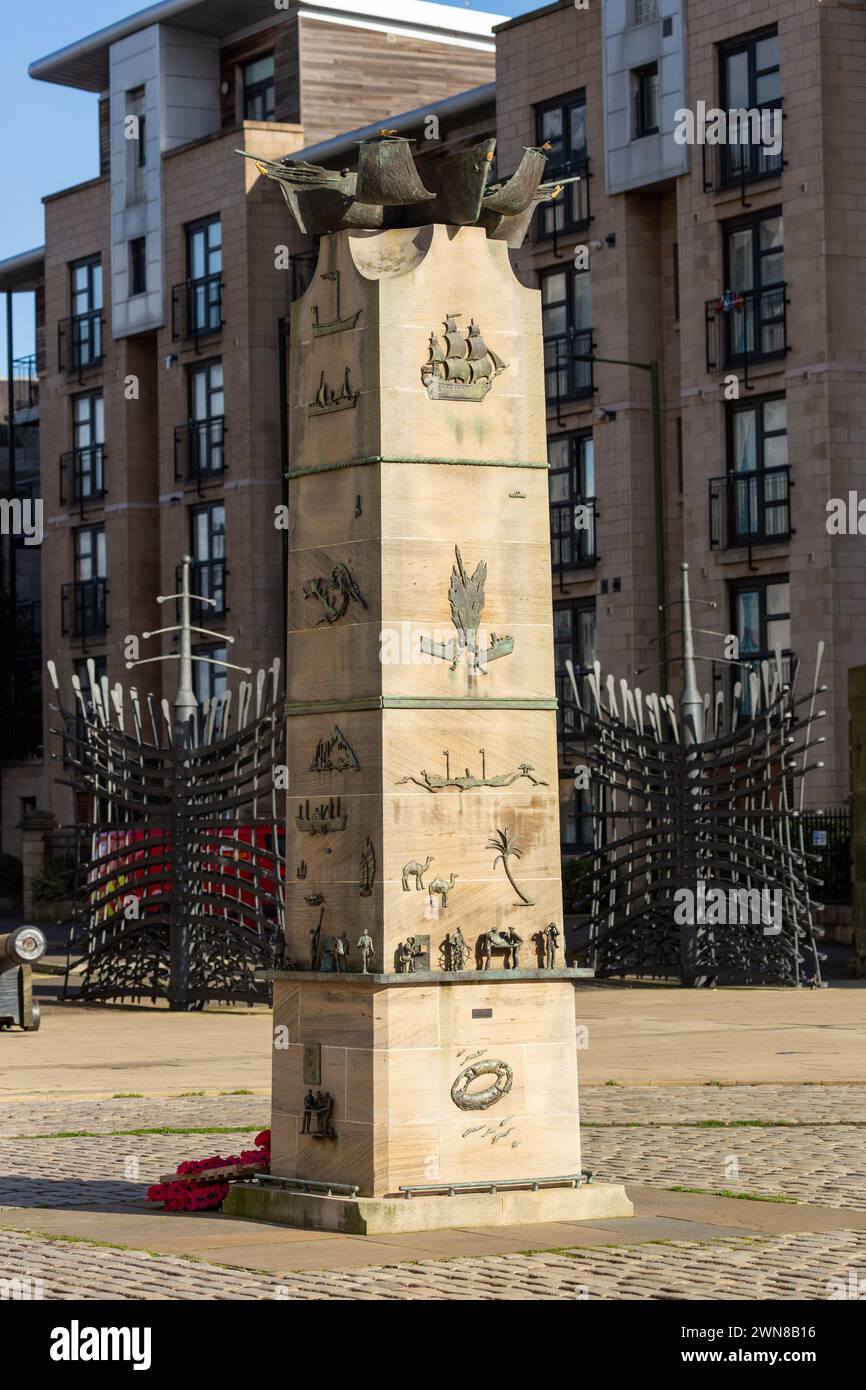 Scottish Merchant Navy Memorial con rilievi in bronzo e sculture di Jill Watson Foto Stock