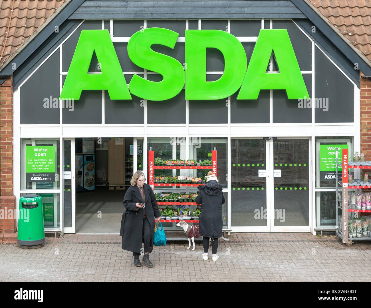 Cartello e ingresso al supermercato Asda, Stowmarket, Suffolk, Inghilterra, Regno Unito Foto Stock