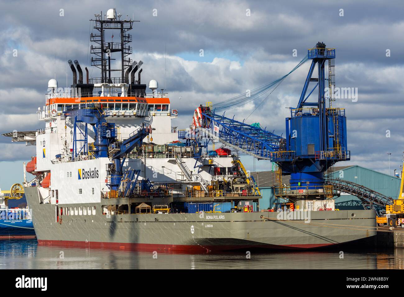 Boka Polaris nell'Albert Dock Basin Leith. La Boka Polaris è una nave da costruzione offshore che naviga sotto la bandiera del Regno Unito Foto Stock