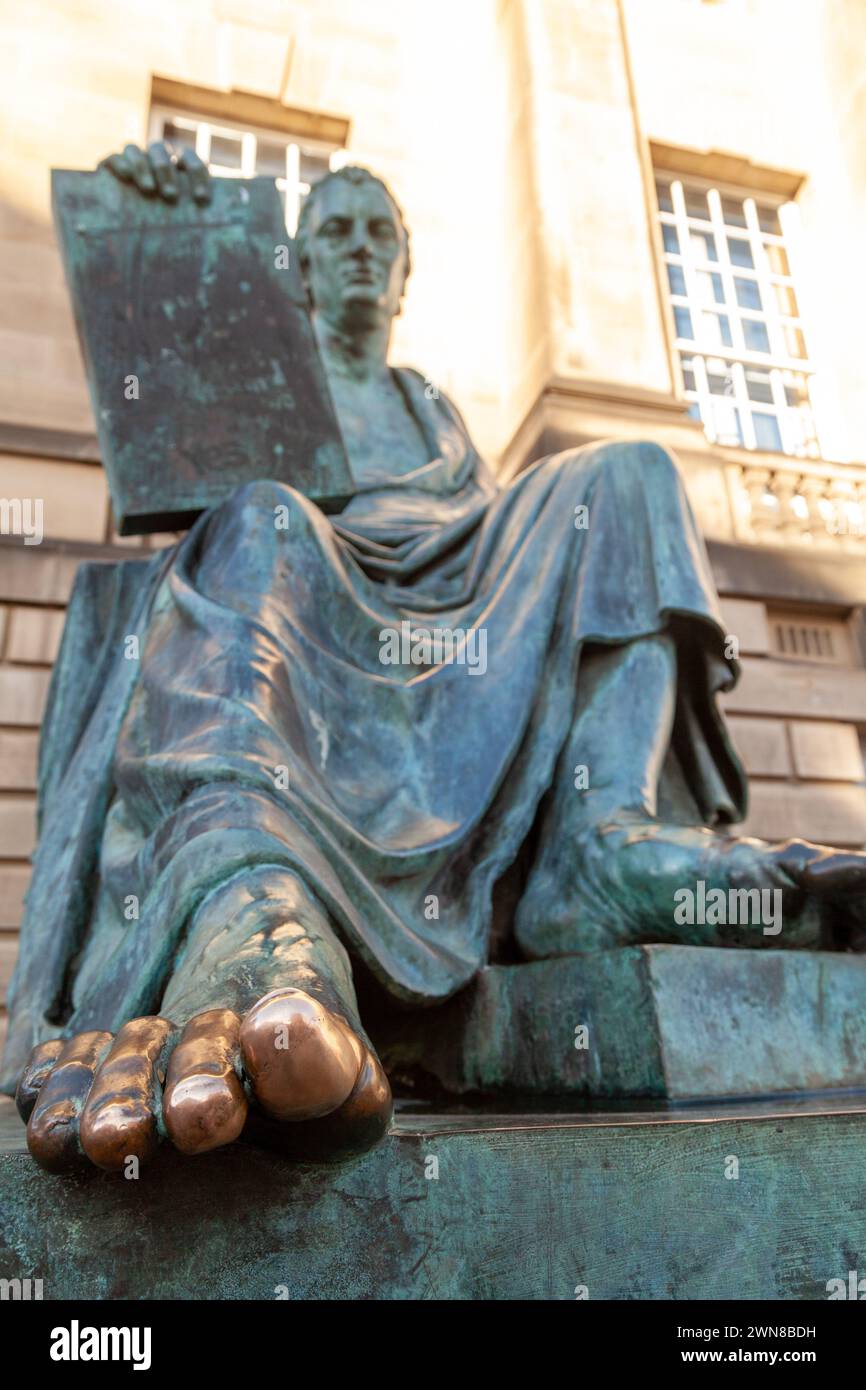 Statua di David Hume, Edimburgo. Toccare il dito di questo filosofo scozzese del XVIII secolo presumibilmente evoca buona fortuna Foto Stock