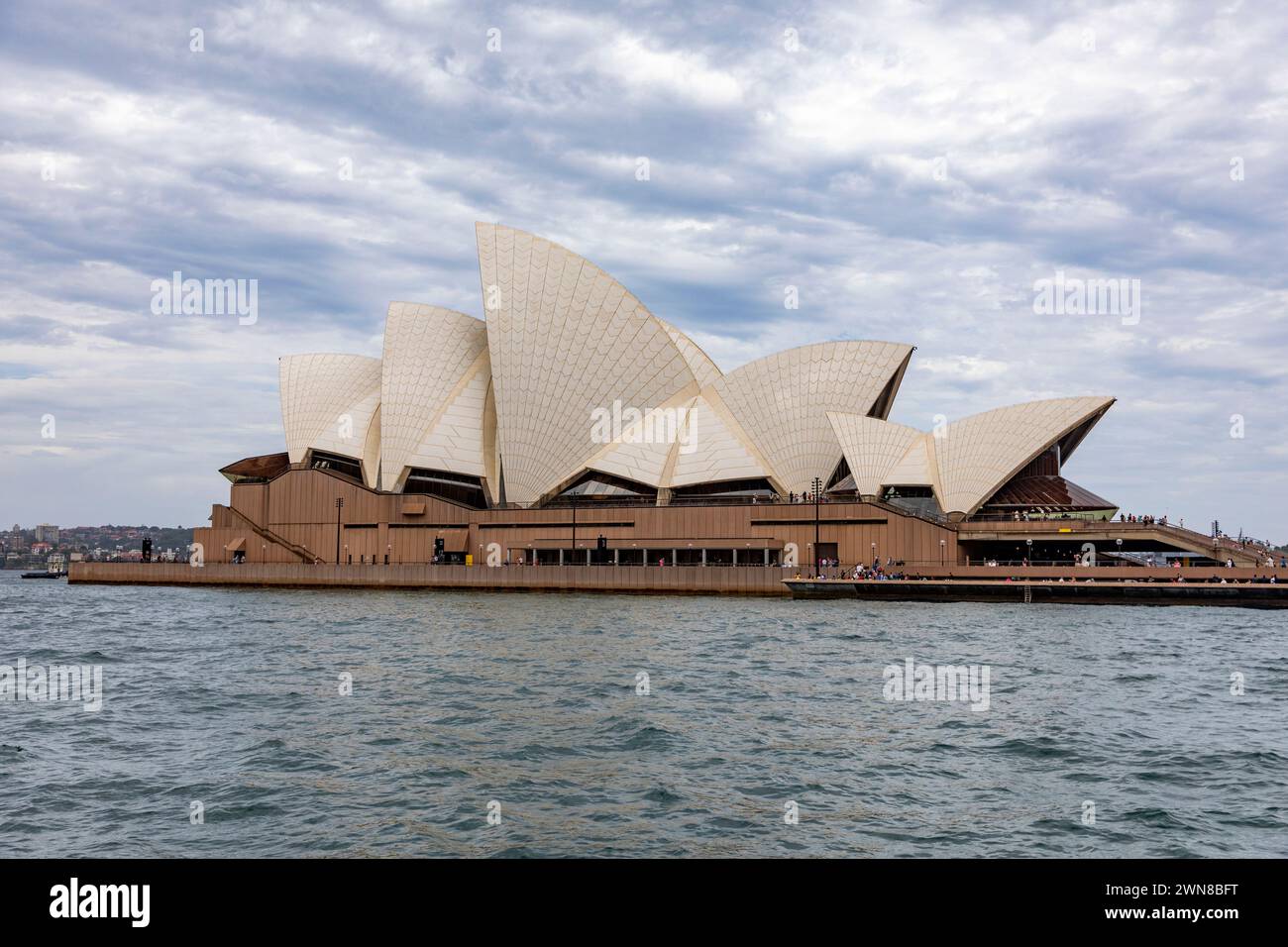 Edificio dell'Opera House di Sydney a bennelong Point, edificio e architettura di fama mondiale, Sydney, New South Wales, Australia, 2024 Foto Stock