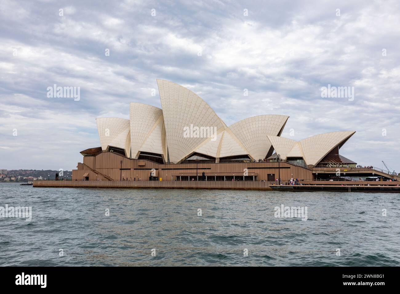 Edificio dell'Opera House di Sydney a bennelong Point, edificio e architettura di fama mondiale, Sydney, New South Wales, Australia, 2024 Foto Stock