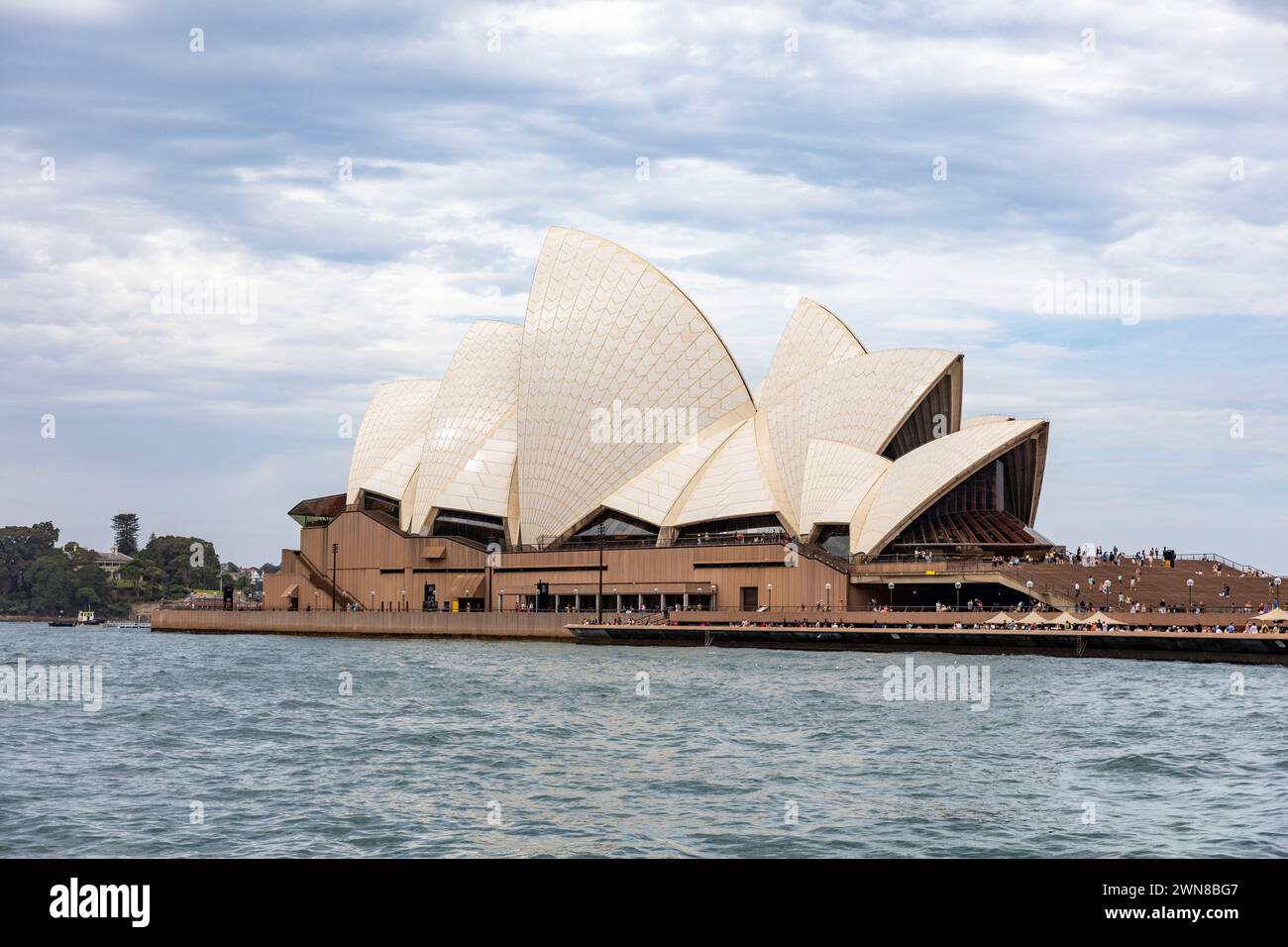 Edificio dell'Opera House di Sydney a bennelong Point, edificio e architettura di fama mondiale, Sydney, New South Wales, Australia, 2024 Foto Stock