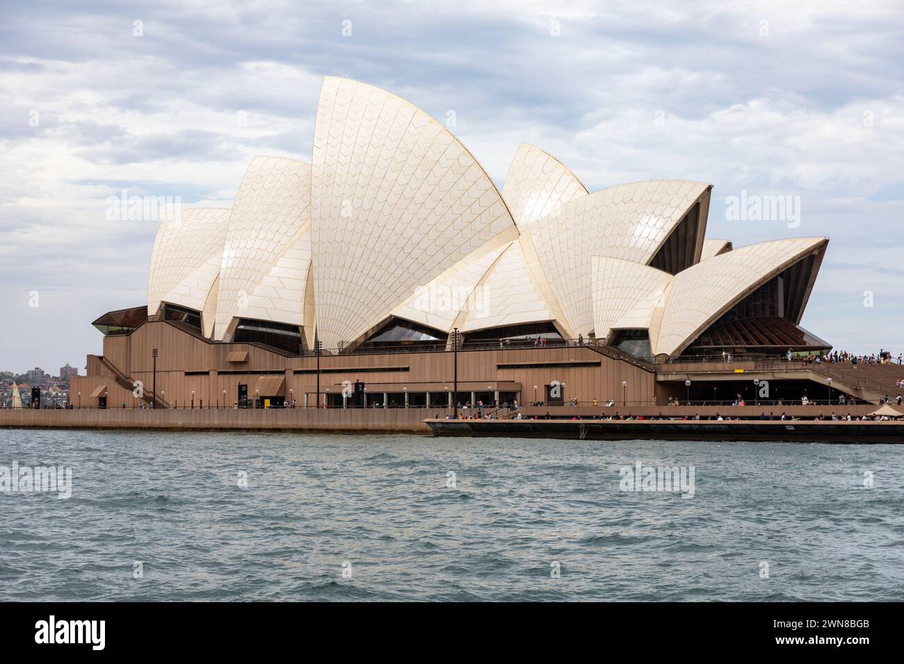 Edificio dell'Opera House di Sydney a bennelong Point, edificio e architettura di fama mondiale, Sydney, New South Wales, Australia, 2024 Foto Stock