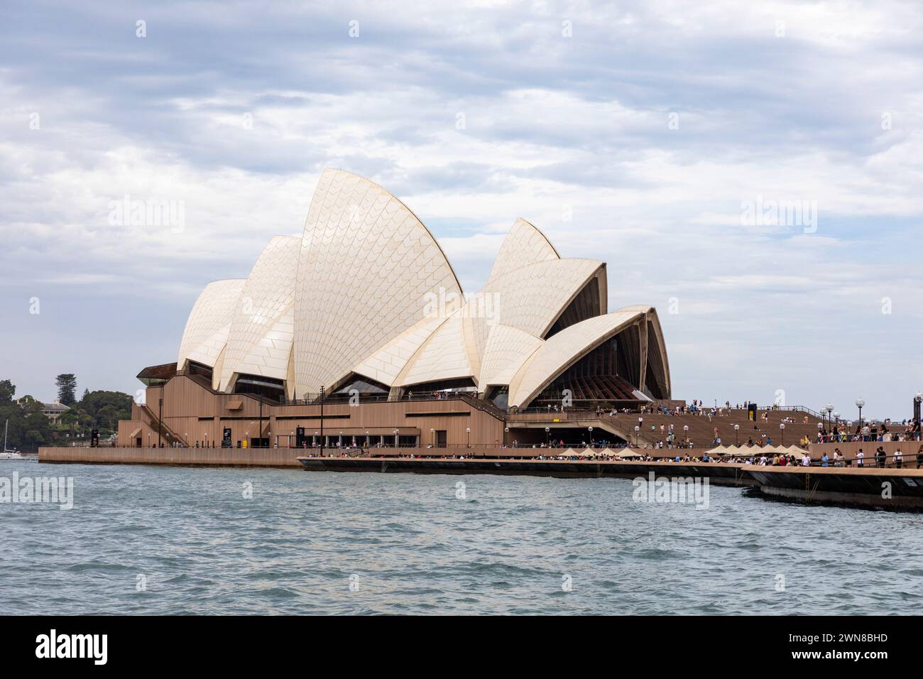 Edificio dell'Opera House di Sydney a bennelong Point, edificio e architettura di fama mondiale, Sydney, New South Wales, Australia, 2024 Foto Stock
