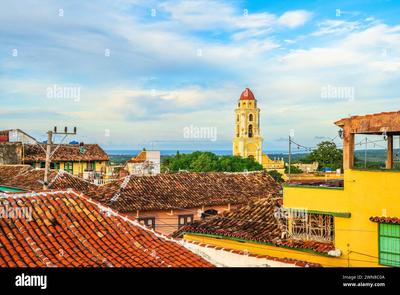 Vista sulla strada con Iglesia y Convento de San Francisco a Trinidad, Cuba Foto Stock