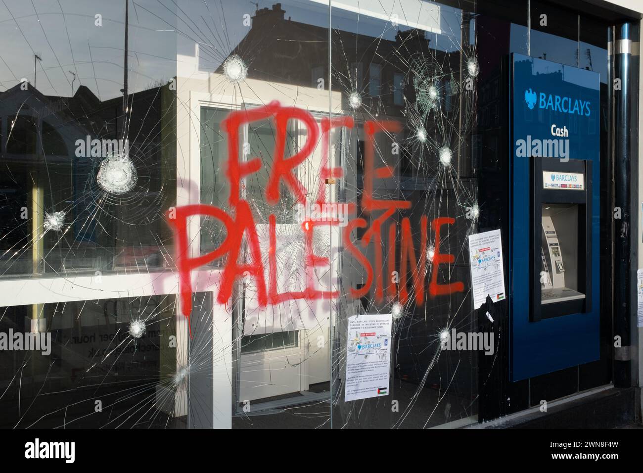 Glasgow, Regno Unito, 1 marzo 2024. Il 1o marzo 2024 ha distrutto finestre e graffiti leggendo “Barcleys finanzia genocidio” e “Palestina libera” sulla Barclays Bank nella zona delle Shawlands di Glasgow, Scozia. Foto di Jeremy Sutton-Hibbert/Alamy Live News. Foto Stock