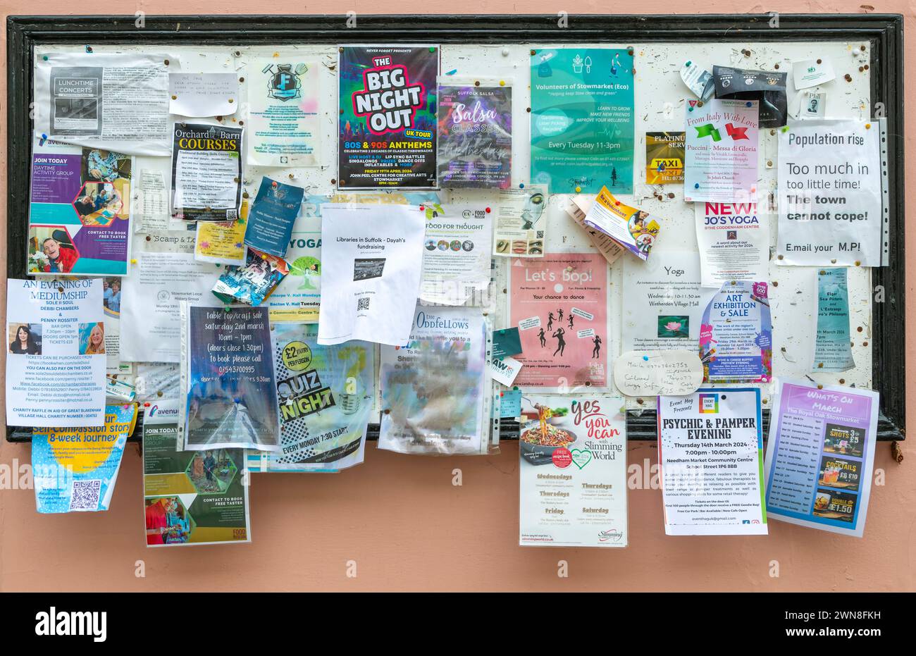 Bacheca con manifesti pubblicitari eventi e attività, Stowmarket, Suffolk, Inghilterra, Regno Unito Foto Stock