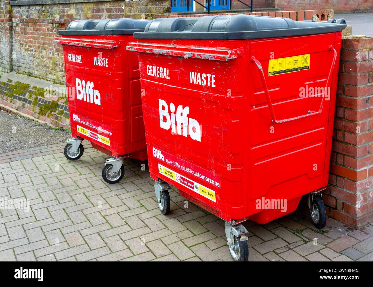 Bidoni di raccolta rifiuti generici Red Biffa, Stowmarket, Suffolk, Inghilterra, Regno Unito Foto Stock