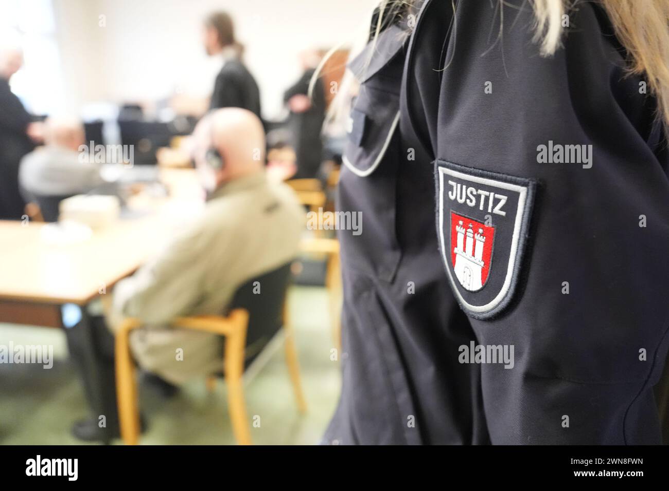 01 marzo 2024, Amburgo: Gli imputati siedono in aula nell'edificio della giustizia penale all'inizio del processo per tentato furto di bande. Gli uomini sono accusati di traffico illegale di arte antica e beni culturali. Un curatore di un museo sospettava che stessero trattando di saccheggi, accettò le offerte e informò la polizia. Foto: Marcus Brandt/dpa Foto Stock