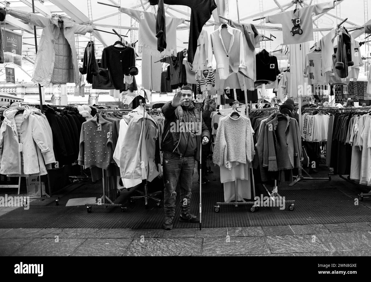 Venditore ambulante con il suo stallo di vestiti, la fotografia è stata scattata a Parma l'11/25/2023 Foto Stock
