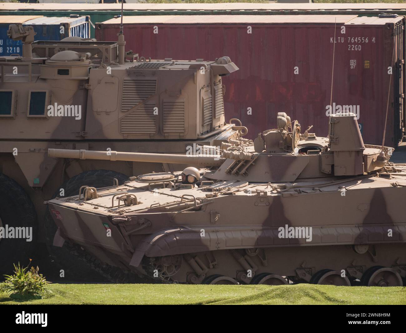 Abu Dhabi, Emirati Arabi Uniti - 25 febbraio 2015: BMP-3 AFV (Armoured Fighting Vehicle) all'IDEX 2015 Foto Stock